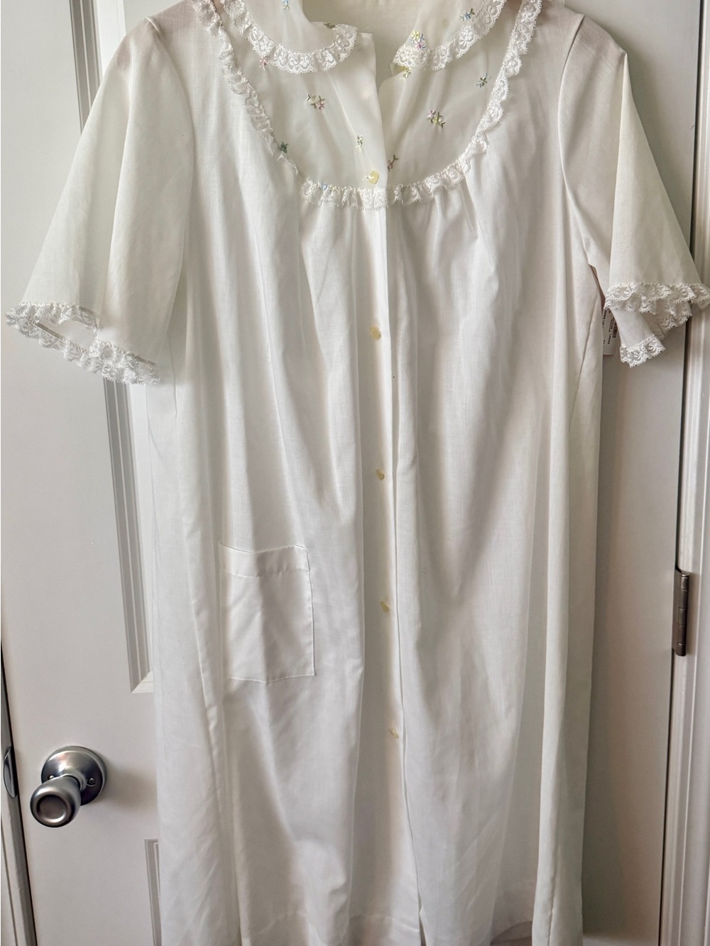 Vintage Classic White Women's Button-Front Nightgown with Lace Trim